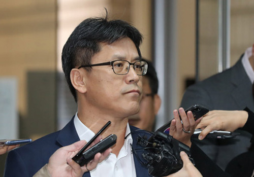 ▲ 박근혜정부 시절 '관제시위' 개입 혐의를 받고 있는 허현준 전 청와대 행정관이 구속 전 피의자심문(영장실질심사)을 받기위해 지난 10월18일 오전 서울 서초구 서울중앙지방법원에 출석하며 취재진의 질문을 듣고 있다. <사진제공=뉴시스>