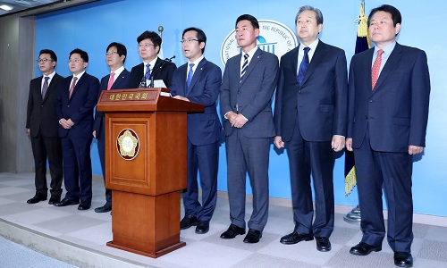 ▲ 6일 오전 서울 여의도 국회 정론관에서 바른정당 통합파 의원들이 탈탕 기자회견을 하고 있다. 왼쪽부터 홍철호, 김용태, 강길부, 이종구, 김영우, 황영철, 김무성, 정양석 의원. <사진제공=뉴시스>