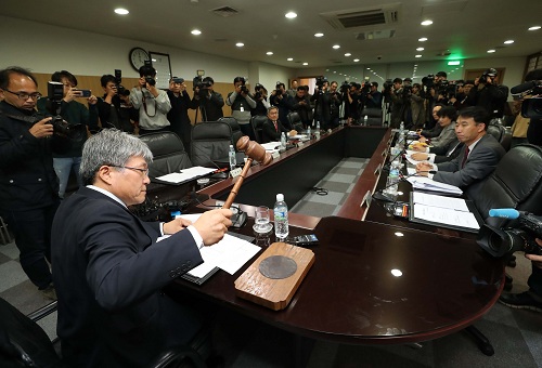 ▲ 13일 오후 서울 여의도에 위치한 MBC의 대주주 방송문화진흥회 회의실에서 열린 제8차 임시이사회에서 이완기 이사장이 김장겸 MBC 사장 해임안 가결을 선포하고 있다. <사진제공=뉴시스>