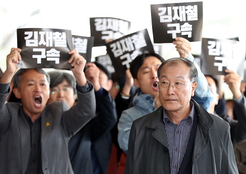 ▲ 김재철 전 MBC 사장이 이명박 정부 당시 국가정보원과 결탁해 MBC 방송 제작에 불법 관여한 혐의로 피의자 조사를 받기위해 6일 오전 서울중앙지검에 출석하고 있는 모습. <사진제공=뉴시스>