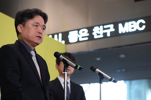 ▲ 최승호 신임 MBC 사장이 8일 오전 서울 마포구 MBC신사옥에서 열린 사장과 노조의 공동선언문 낭독행사에서 인사말을 하고 있다. <사진제공=뉴시스>
