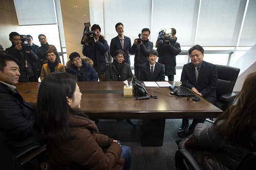 ▲ 2012년 MBC 장기 파업 당시 해고됐던 해직언론인 출신 최승호 MBC 사장이 8일 오전 취임 후 첫 출근을 했다. 이날 최 사장은 MBC 상암동 사옥 로비에서 노조원들과 함께 '해직기자 복직 공동선언문 낭독' 행사를 마친 후 14층에 있는 사장실과 인사위원회가 열리던 회의실을 둘러봤다. <사진제공=뉴시스>