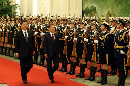 ▲ 문재인 대통령이 시진핑 중국 국가주석과 14일 오후(현지시각) 중국 베이징 인민대회당에서 열린 공식환영식에서 의장대를 사열하고 있다. <사진제공=뉴시스>