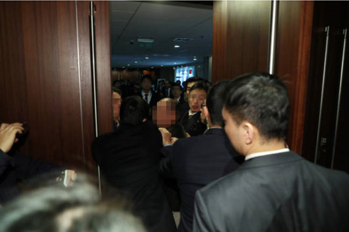 ▲ 한국 사진기자가 14일 오전 베이징 국가회의 중심 B홀에서 열린 문재인 대통령 '한·중 경제·무역 파트너십 개막식'에서 스타트업관으로 이동중, 중국측 경호원에게 일방적으로 폭행 당하고 있다. <한국사진기자협회 제공, 뉴시스>