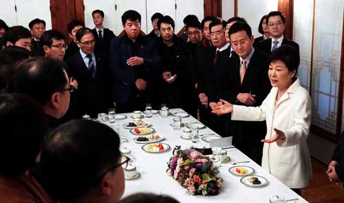 ▲ 박근혜 전 대통령이 지난 1월 1일 청와대 상춘재에서 출입기자단과 신년 인사를 겸한 티타임을 하고 있다. <사진=청와대 제공, 뉴시스>