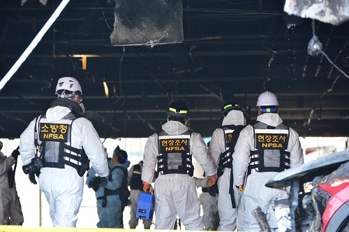 ▲ 지난 21일 오후 3시 53분께 충북 제천시 하소동의 한 스포츠센터에서 불이 나 수십명의 인명피해가 났다. 22일 합동감식반이 진화된 건물에서 조사를 벌이고 있다. <사진제공=뉴시스>