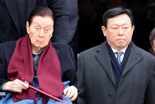 ▲ 롯데그룹 횡령·배임·탈세혐의 관련 1심 선고 공판에서 징역 4년을 선고 받은 신격호 롯데그룹 총괄회장(좌)과 징역 1년8개월에 집행유예 2년을 선고 받은 신동빈 롯데그룹 회장(우)이 22일 오후 오후 서울 서초동 서울중앙지법을 나서고 있다. <사진제공=뉴시스>