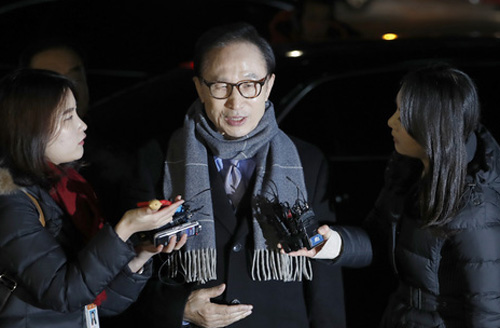 ▲ 이명박 전 대통령이 18일 17대 대선캠프에서 함께 뛰었던 전·현직 의원들과 만참 겸 송년회를 갖기 위해 서울 강남구 신사동 한 음식점 앞에 도착해 취재진 질문에 답변하고 있다.<사진제공=뉴시스>