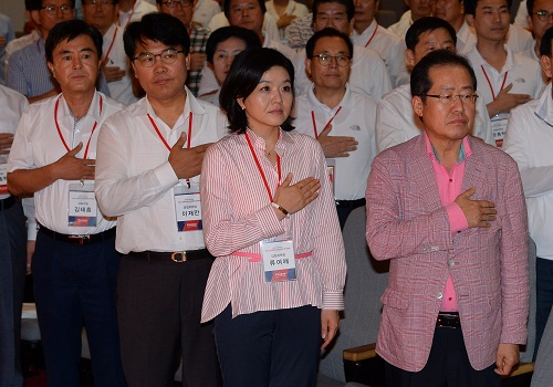 ▲ 지난 8월 충남 천안시 동남구 우정공무원교육원에서 열린 자유한국당 국회의원·당협위원장 연석회의에 참석한 홍준표 대표 등 참석 의원들이 국민의례를 하고 있다. 왼쪽부터 이철우, 이재만, 류여해 최고위원, 홍 대표. <사진제공=뉴시스>