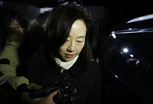 ▲ 국정원 특수활동비를 상납받고, ‘화이트리스트’에 관여한 혐의를 받고 있는 조윤선 전 문체부 장관이 28일 오전 구속영장이 기각된 후 경기도 의왕시 서울구치소에서 나와 차량으로 이동하고 있다. <사진제공=뉴시스>