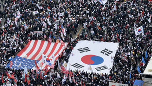 ▲ 제98회 3·1절인 지난해 3월1일 오전 서울 중구 세종대로 일대에서 탄핵기각을 위한 국민총궐기 운동본부(탄기국) 주최로 열린 박근혜 대통령 탄핵 반대 집회에서 대형 태극기와 성조기가 나란히 위치해 있는 모습. <사진제공=뉴시스>