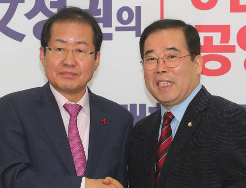 ▲ 지난달 28일 오전 서울 여의도 자유한국당 당사에서 열린 혁신위원장 및 지방선거기획단 임명장 수여식에 참석한 홍준표(왼쪽) 대표가 박성중 지방선거기획단 부위원장에게 임명장을 수여한 뒤 기념촬영을 하고 있다. <사진제공=뉴시스>