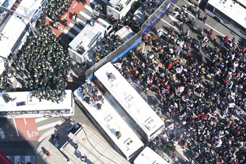 ▲ 박근혜 대통령 탄핵 심판 선고일인 지난 3월10일 서울 안국동 안국역 5번 출구 앞에서 '대통령 탄핵 기각을 위한 국민총궐기 운동본부(탄기국)' 소속 보수단체 회원들이 탄핵이 인용되자 헌재를 향하며 경찰버스를 탈취해서 차벽으로 돌진하고 있다. <사진제공=뉴시스>