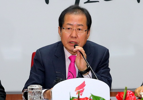 ▲ 2일 오전 서울 여의도 자유한국당 당사에서 열린 최고위원회의에 참석한 홍준표 대표가 모두발언하고 있다. <사진제공=뉴시스>