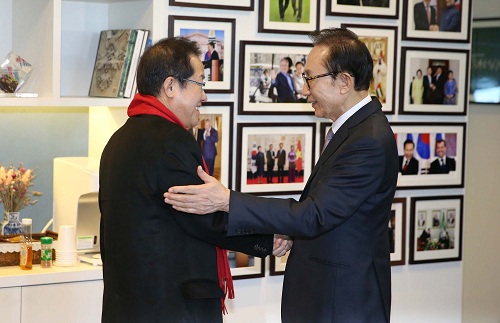 ▲ 홍준표 자유한국당 대표가 3일 서울 강남구 이명박 전 대통령 사무실을 방문해 이 전 대통령과 인사를 나누고 있다. <사진제공=뉴시스>