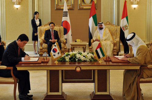 ▲ 2009년 12월27일 이명박 당시 대통령이 아부다비에서 칼리파 빈 자예드 알 나흐얀 UAE대통령과 원전사업 계약 서명식을 하고 있는 모습. <사진=뉴시스>