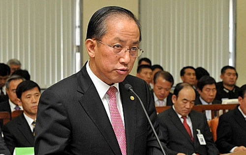 ▲ 2010년 11월11일 국회 국방위원회에서 김태영 당시 국방장관이 한국특전부대 '아랍에미레이트(UAE) 파병관련 현안보고를 하고 있는 모습. <사진제공=뉴시스>