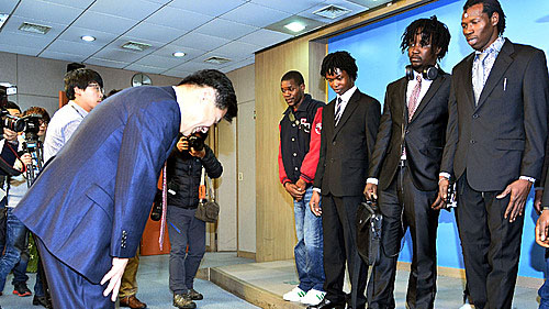 ▲ 2014년 2월27일 포천 아프리카 예술박물관의 이주노동자들의 귀향 기자회견이 진행되고 있는 가운데 이사장으로 재직 중인 당시 새누리당 홍문종 사무총장이 국회 기자회견장을 찾아 노동자들을 향해 인사하고 있는 모습. <사진제공=뉴시스>