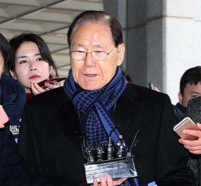 ▲ 국정원 특활비 수수 혐의를 받고 있는 'MB집사' 김백준 전 청와대 총무기획관 지난 13일 오후 서울 서초구 서울중앙지검에 출석하며 취재진에게 질문세례를 받고 있다.<사진제공=뉴시스>