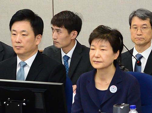 ▲ 유영하(좌) 변호사와 박근혜(우) 전 대통령 <사진제공=뉴시스>