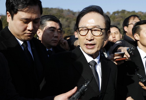 ▲ 이명박 전 대통령이 1일 오전 서울 동작구 국립서울현충원을 찾아 참배한 뒤 취재진 질문에 답변하고 있다. <사진제공=뉴시스>