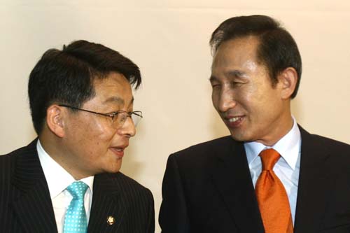 ▲ 차명진(좌) 전 한나라당 대변인과 이명박(우) 전 대통령 <사진제공=뉴시스>