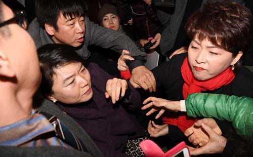 ▲ 자유한국당 윤리위원회에 의해 제명처분을 받은 류여해 전 자유한국당 최고위원이 16일 오전 서울 마포구 케이터틀 거구장에서 열린 자유한국당 서울시당 신년인사회에 기습 방문해 당 관계자로부터 퇴장을 요구받자 거칠게 항의하고 있다. <사진제공=뉴시스>