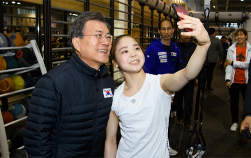 ▲ 문재인 대통령이 17일 오전 충북 진천 국가대표 선수촌 웨이트 트레이닝센터를 방문해 여자기계체조 이은주 선수와 셀카를 찍고 있다. <사진=청와대 효자동사진관>