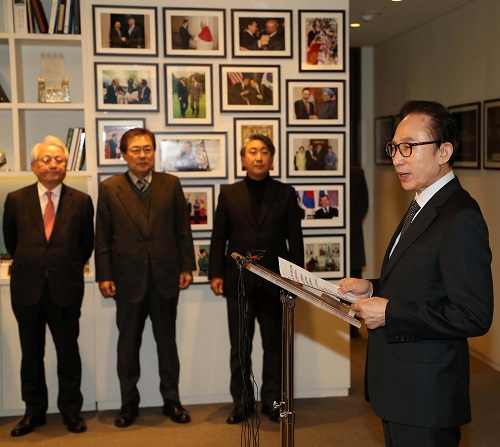 ▲ 이명박 전 대통령이 17일 오후 서울 강남구 삼성동 사무실에서 기자회견을 갖고 MB의 '집사'로 불리는 김백준 전 청와대 총무기획관 구속 등 검찰수사와 관련해 입장을 밝히고 있다. <사진제공=뉴시스>