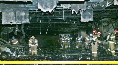 ▲ 2017년 12월22일 오전 6시30분께 소방관들이 전날 불이 난 충북 제천시 화서동 복합건축물 내부로 들어가 인명 검색을 하고 있는 모습. <사진제공=뉴시스>