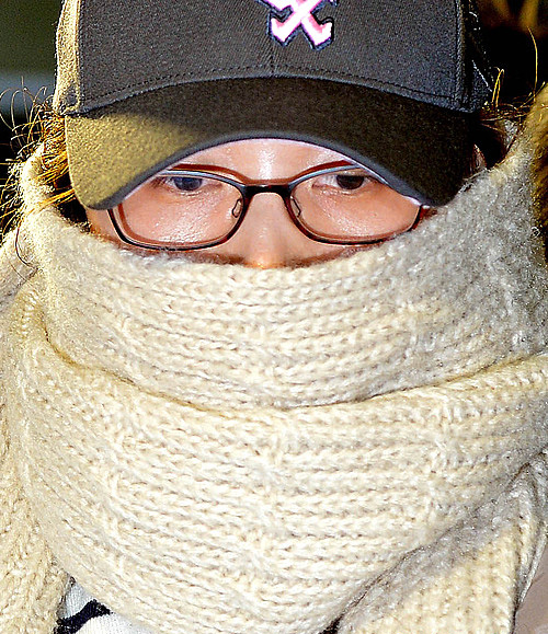 ▲ 2013년 1월4일 국가정보원 여직원 김하영씨가 서울 서초구 서초경찰서에 피의자 신분으로 재소환 돼 출두하고 있는 모습. <사진제공=뉴시스>