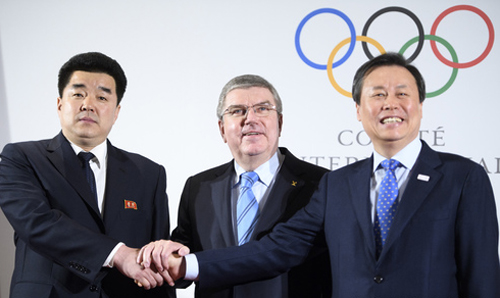 ▲ 도종환 문화체육관광부 장관(오른쪽)과 토머스 바흐 국제올림픽위원회(IOC) 위원장(가운데), 김일국 북한 체육상(왼쪽)이 20일(현지시간) 스위스 로잔에서 열린 남북 올림픽 참가회의 직후 결과를 발표하고 있다. IOC는 이번 평창 동계올림픽에 북한이 선수 22명, 임원·코치 24명 등 46명의 선수단을 파견한다고 밝혔다. <사진제공=뉴시스>