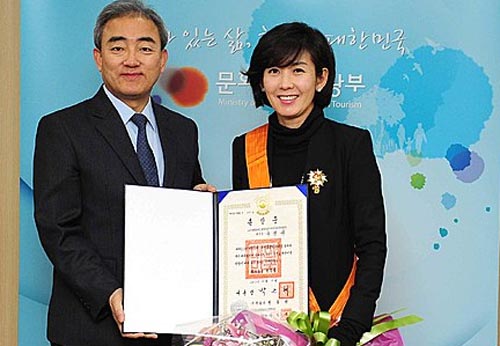 ▲ 2013년 11월19일 당시 유진룡 문화체육관광부 장관이 나경원 2013평창동계스페셜올림픽세계대회조직위원회 조직위원장에게 체육훈장 청룡장을 수여한 뒤 기념촬영을 하고 있는 모습. <사진제공=뉴시스>