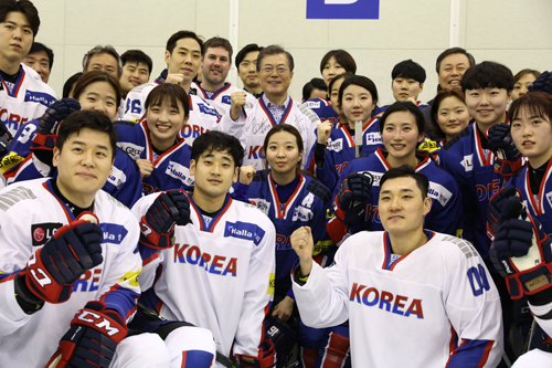 ▲ 문재인 대통령이 17일 오전 충북 진천 국가대표 선수촌 빙상경기훈련관을 방문해 평창동계올림픽을 앞두고 훈련 중인 남녀 아이스하키 국가대표 선수들을 격려 후 기념촬영을 하고 있다. <사진제공=뉴시스>