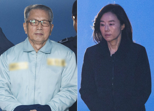 ▲ 박근혜 정부의 문화와 예술계 '블랙리스트' 사건 2심 선고 공판이 열린 23일 서울 서초동 서울고법에 김기춘 전 대통령 비서실장(왼쪽)과 조윤선 전 청와대 정무수석이 각각 2심 선고를 받고 법원을 나서고 있다. <사진제공=뉴시스>