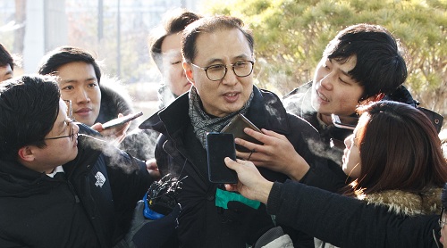 ▲ 이명박 전 대통령의 조카인 이동형 다스 부사장이 피의자 신분으로 조사를 받기 위해 24일 오전 서울 송파구 서울동부지방검찰청에 출석하며 입장을 밝히고 있다. <사진제공=뉴시스>