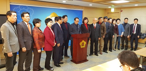 ▲ 경기 수원시의회 국민의당 노영관 의원이 23일 오후 수원시의회 세미나실에서 열린 '수원시청 여자아이스하키팀 창단 발표 철회 촉구' 기자회견에서 기자들의 질문에 답하고 있다. <사진제공=누시스