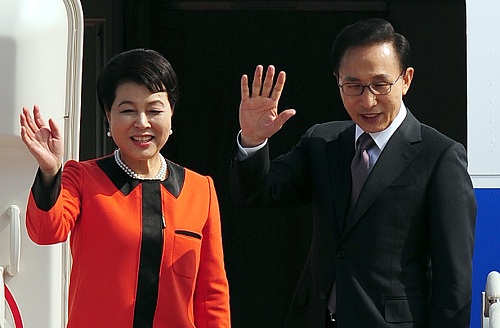 ▲ 2011년 10월 11일, 4박 6일간 미국을 국빈 방문하기 위해 전용기에 올라 인사하고 있는 이명박 전 대통령과 부인 김윤옥 여사. <사진제공=뉴시스>