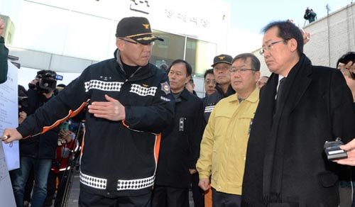 ▲ 27일 오후 경남 밀양시 가곡동 세종병원 화재현장을 찾은 자유한국당 홍준표 대표가 관계자로부터 현장상황을 전해 듣고 있다. <사진제공=뉴시스>