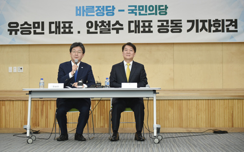 ▲ 안철수 국민의당 대표와 유승민 바른정당 대표가 25일 오후 대구 북구 한국로봇산업진흥원 1층 대강당에서 '국민통합포럼 정책간담회'를 마친뒤 공동기자회견을 하고 있다. <사진제공=뉴시스>