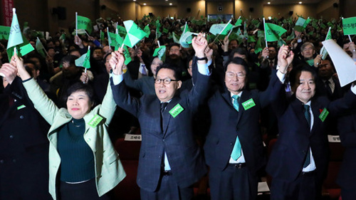 ▲ 28일 오후 서울 여의도 국회 의원회관 대회의실에서 열린 민주평화당 창당 발기인 대회에 참석한 조배숙(왼쪽) 창당추진위원장 등 참석 의원들이 만세를 부르고 있다. 왼쪽부터 조 위원장, 박지원, 천정배, 정동영 의원. <사진제공=뉴시스>