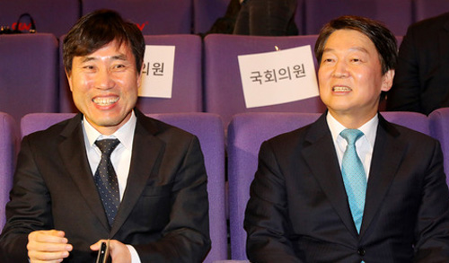 ▲ 안철수(오른쪽) 국민의당 대표가 3일 오후 서울 여의도 CGV에서 하태경 바른정당 최고위원과 함께 영화 1987을 관람하고 있다. <사진제공=뉴시스>