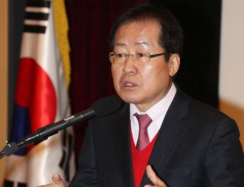 ▲ 자유한국당 홍준표 대표가 29일 오전 경기 고양시 일산동구 동양인재개발원에서 열린 국회의원 연찬회에 참석해 인사말을 하고 있다. <사진제공=뉴시스>