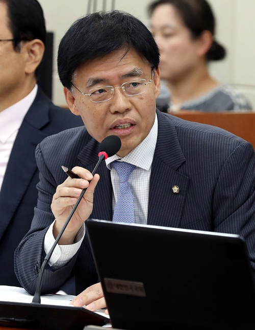 ▲ 검찰내 성추행 은폐 당사자로 지목된 최교일 전 법무부 검찰국장 (현 자유한국당 의원) <사진제공=뉴시스>