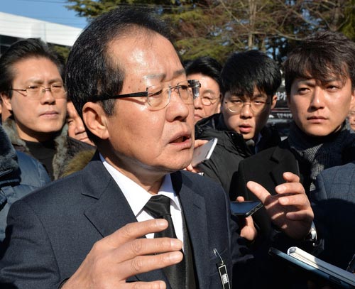 ▲ 홍준표 자유한국당 대표가 27일 오후 경남 밀양시 삼문동 밀양문화체육회관에 마련된 세종병원 화재 참사 희생자 합동분향소를 방문한 뒤 취재진의 질문에 대답하고 있다.<사진제공=뉴시스>