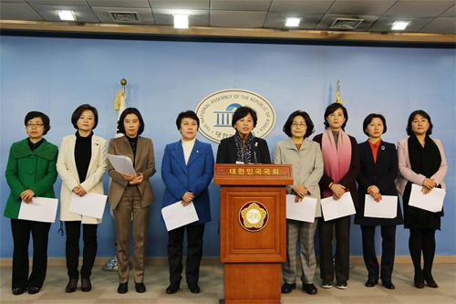 ▲ 더불어민주당 여성의원들이 30일 서울 여의도 국회 정론관에서 기자회견을 열고 서지현 검사를 응원하며 법조계 내 미투 운동을 지지한다고 밝혔다. <사진=남인순 더불어민주당 의원 페이스북>