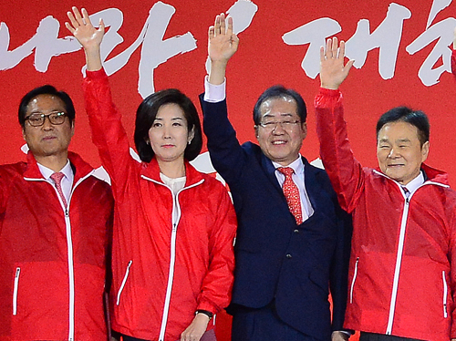 ▲ 지난해 4월8일 당시 홍준표 자유한국당 대선후보와 나경원 공동중앙선대위원장이 서울 중구 장충체육관에서 열린 자유한국당 중앙선대위발대식 및 서울·강원 필승대회에서 참석자들과 기념촬영을 하고 있는 모습. <사진제공=뉴시스>