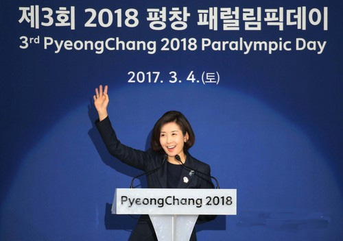 ▲ 2017년 3월4일 나경원(자유한국당) 국회의원 겸 국제장애인올림픽위원회 집행위원이 강원 강릉시 강릉 컬링 센터에서 2017 세계 휠체어 컬링 선수권대회 개막식 행사로 열린 제3회 평창 패럴림픽 데이 행사에서 관중들에게 인사하고 있는 모습.<사진제공=뉴시스>