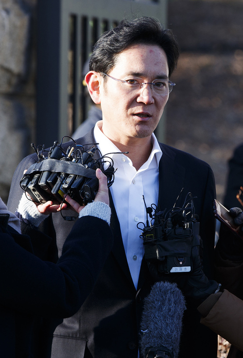 ▲ 항소심에서 징역 2년6월 집행유예 4년을 선고받은 이재용 삼성전자 부회장이 5일 오후 경기 의왕시 서울구치소에서 석방되며 입장을 밝히고 있다. <사진제공=뉴시스>