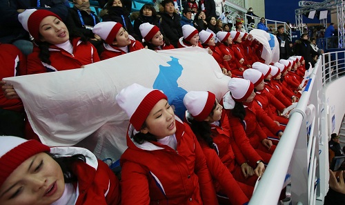 ▲ 10일 오후 북한 응원단이 강원 강릉시 관동하키센터에서 여자아이스하키 남북 단일팀(코리아팀)이 강호 스위스를 맞아 싸우는 시합에서 한반도기를 들고 열띤 응원을 펼치고 있다. <사진제공=뉴시스>
